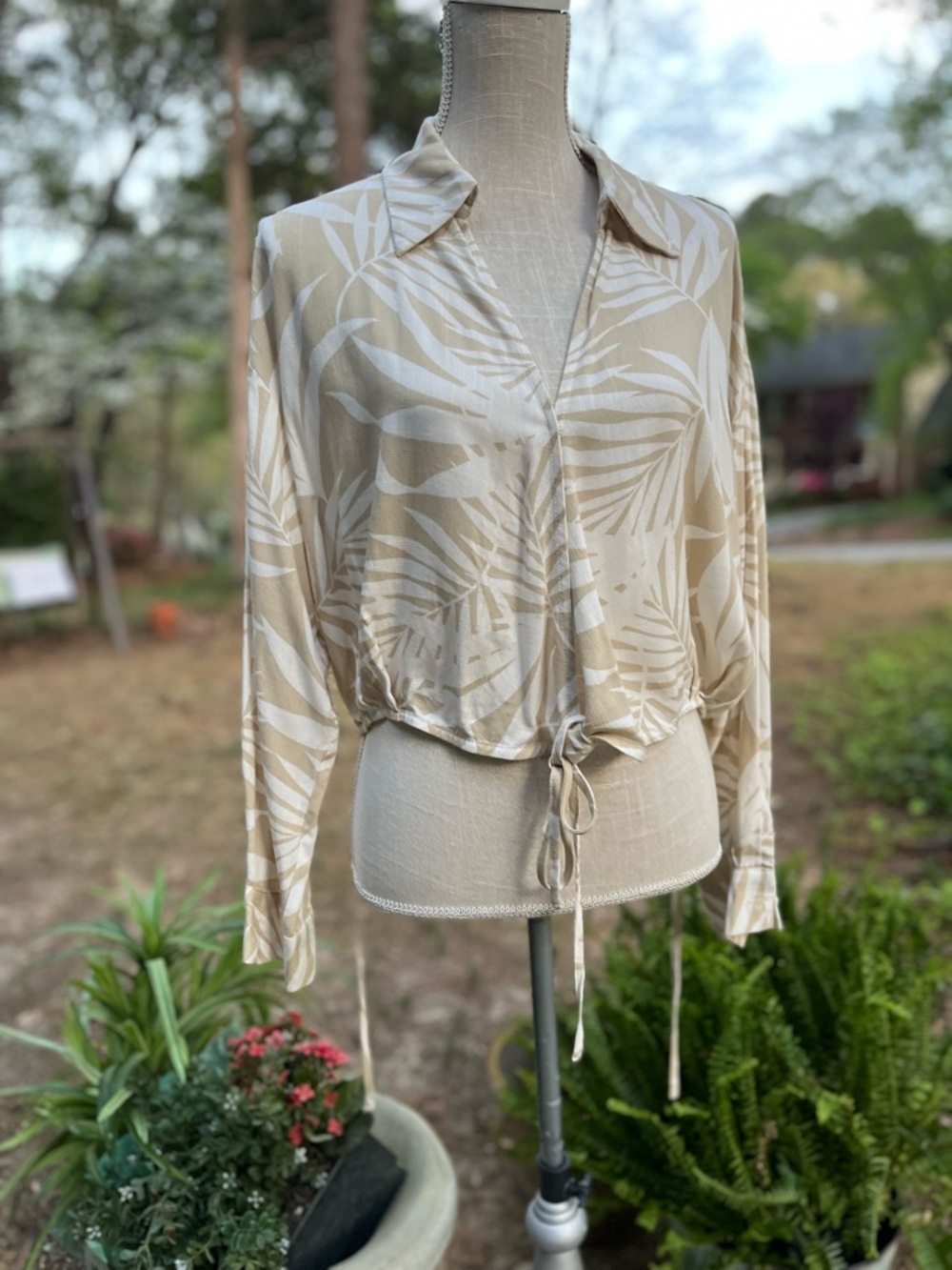 Dress Forum Los Angeles Blouse Collared 
Leaf Print Neutral, Long Sleeves, SM